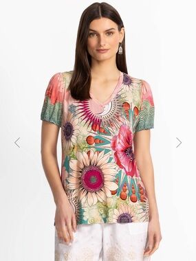 Johnny Was THE JANIE FAVORITE V‑NECK PUFF SLEEVE TEE